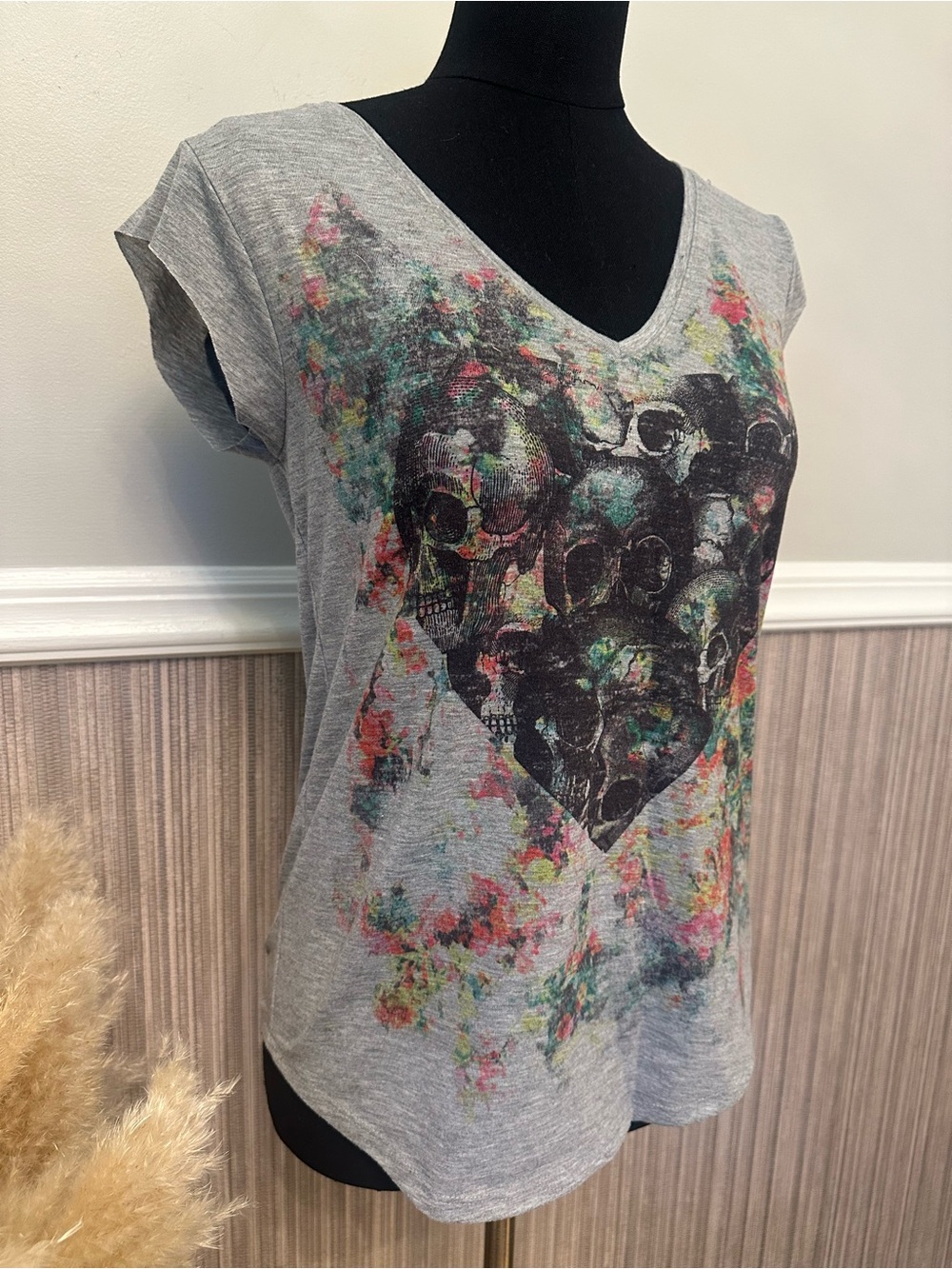 Decree Skull Heart Graphic Tee Gray Floral Print V-Neck Size Large